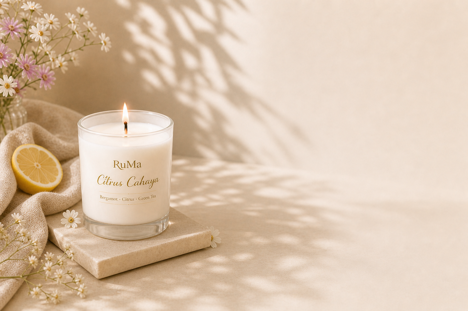 RuMa Citrus Cahaya candle in warm natural light